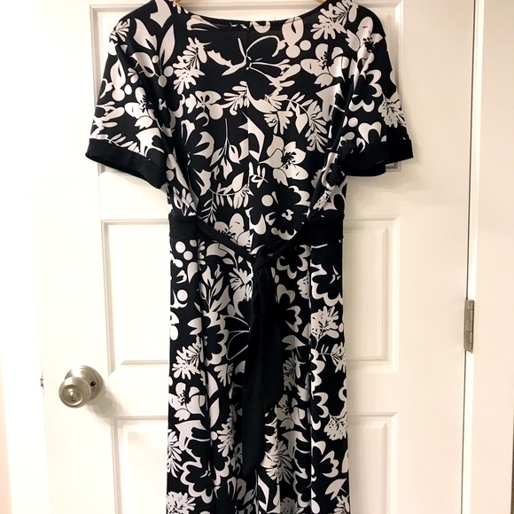 Women’s Dress - Picture 2 of 3